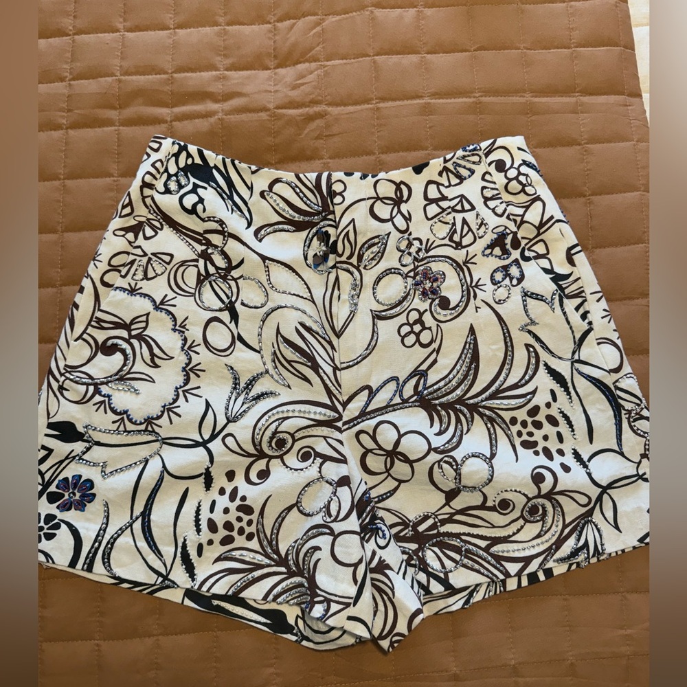 Zara Beaded Cream Cotton Beaded Floral high wasted Shorts Size SM. Worn Once
